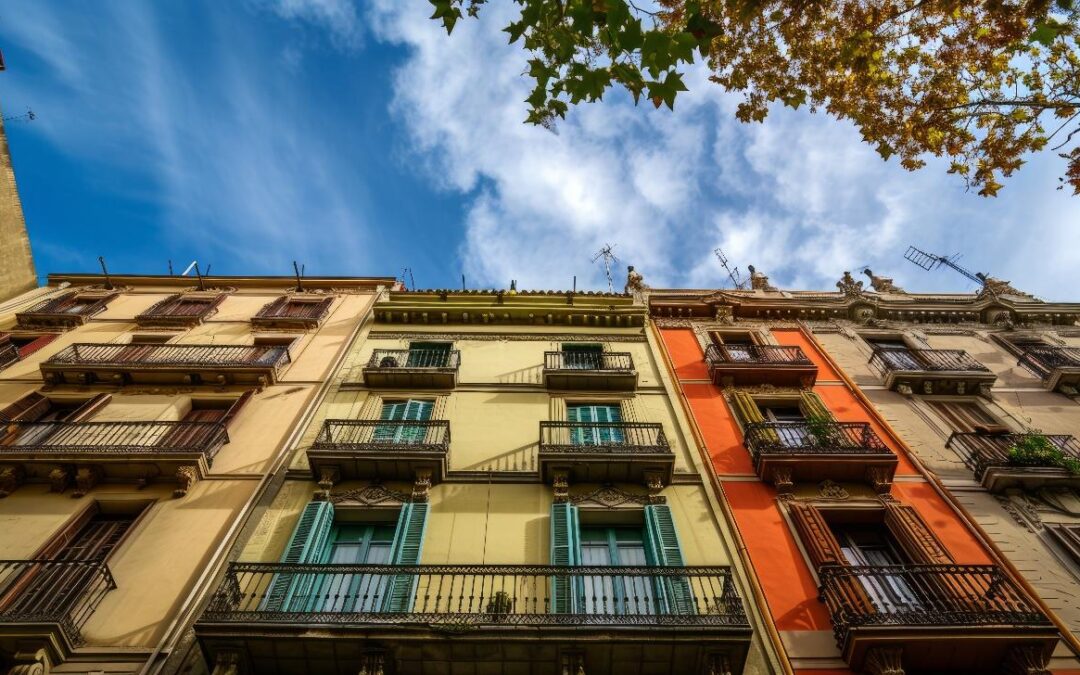 Barcelona enfrenta el desafío de la vivienda: Colaboración y seguridad normativa clave